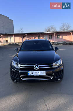 Внедорожник / Кроссовер Volkswagen Touareg 2012 в Ровно