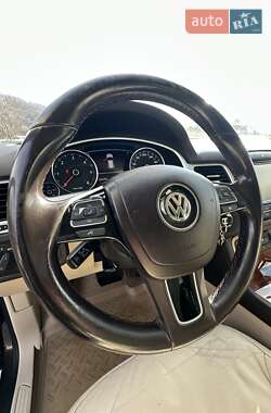 Позашляховик / Кросовер Volkswagen Touareg 2011 в Сваляві