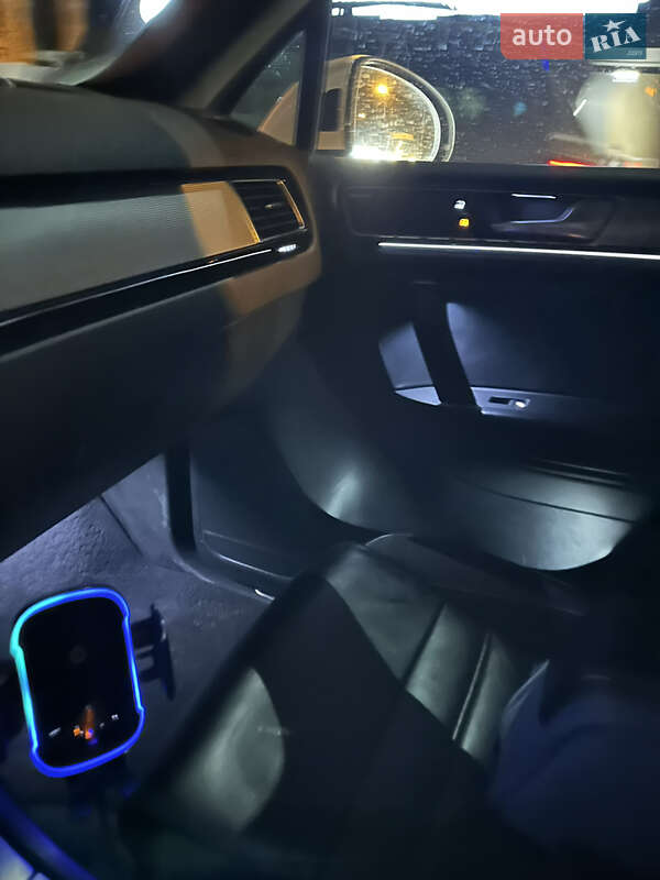 Позашляховик / Кросовер Volkswagen Touareg 2015 в Києві