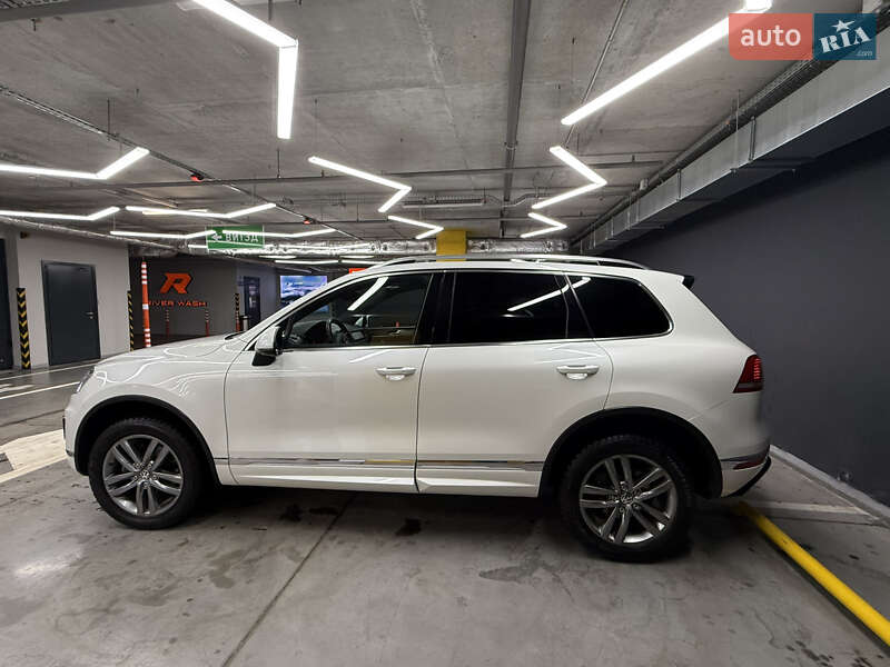 Позашляховик / Кросовер Volkswagen Touareg 2015 в Києві