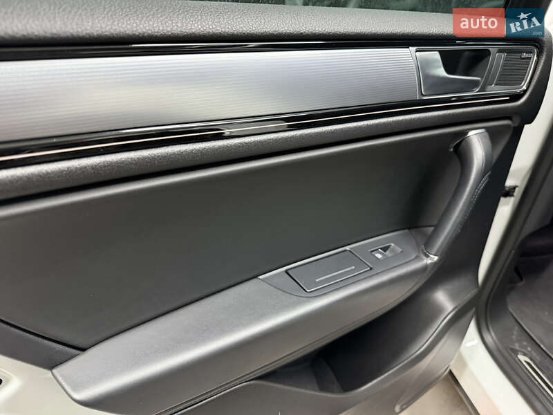 Позашляховик / Кросовер Volkswagen Touareg 2015 в Києві