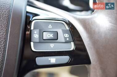Внедорожник / Кроссовер Volkswagen Touareg 2012 в 