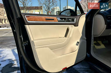 Внедорожник / Кроссовер Volkswagen Touareg 2011 в 