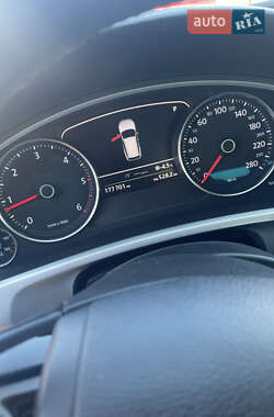 Внедорожник / Кроссовер Volkswagen Touareg 2012 в 