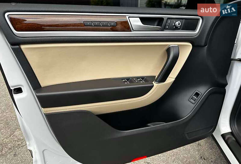 Внедорожник / Кроссовер Volkswagen Touareg 2016 в Киеве