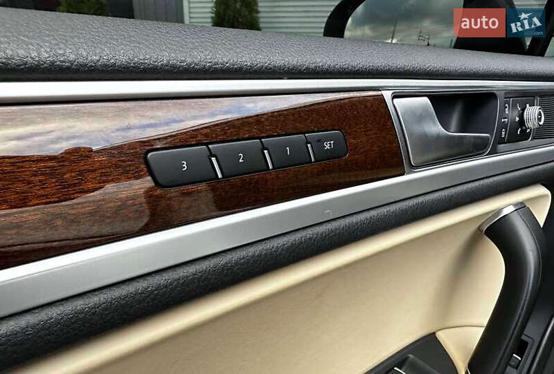 Внедорожник / Кроссовер Volkswagen Touareg 2016 в Киеве