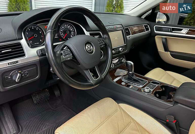 Внедорожник / Кроссовер Volkswagen Touareg 2016 в Киеве