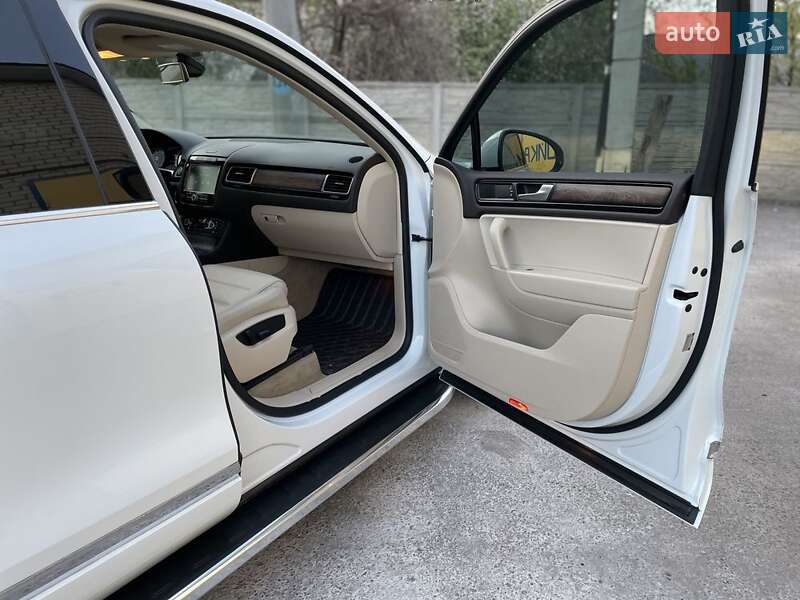 Позашляховик / Кросовер Volkswagen Touareg 2013 в Києві