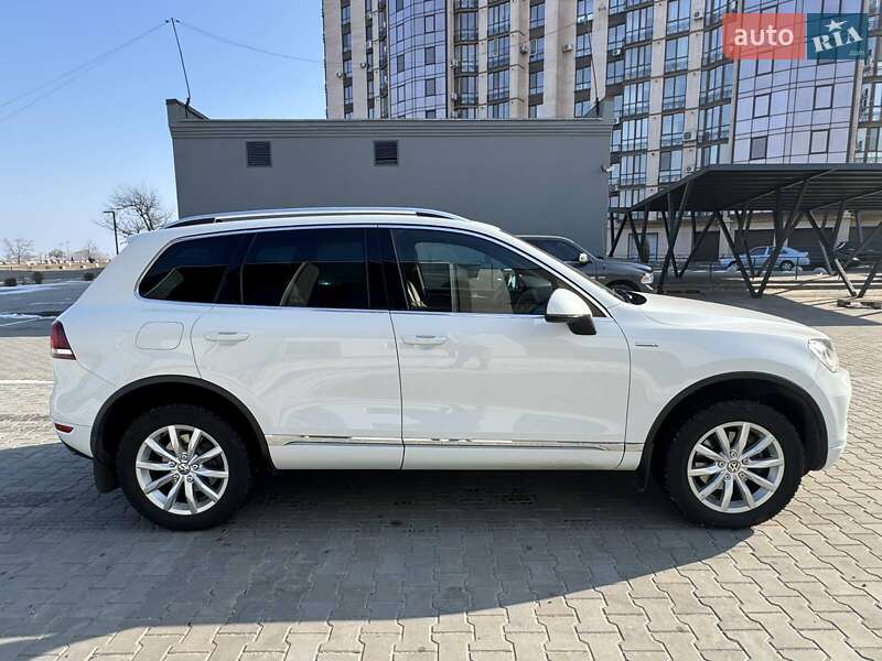 Позашляховик / Кросовер Volkswagen Touareg 2013 в Києві