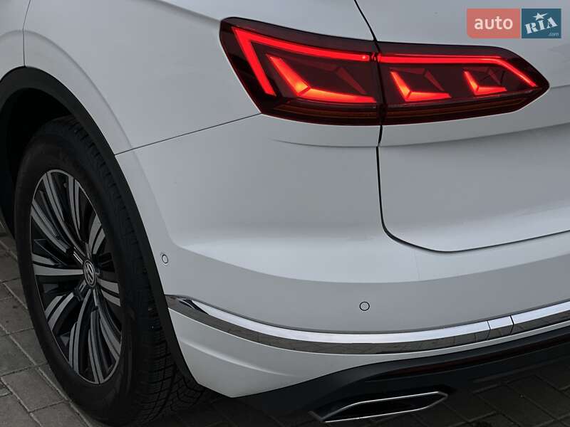 Позашляховик / Кросовер Volkswagen Touareg 2018 в Мукачевому