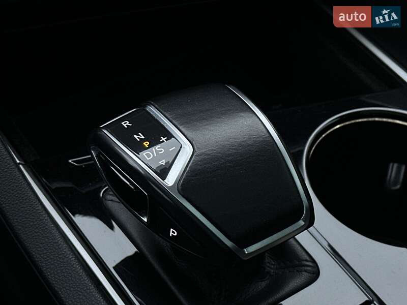 Позашляховик / Кросовер Volkswagen Touareg 2018 в Мукачевому