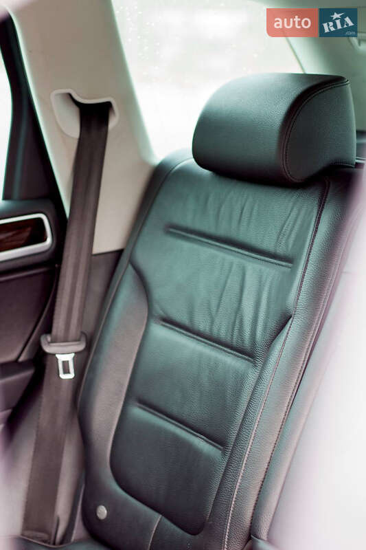 Позашляховик / Кросовер Volkswagen Touareg 2012 в Фастові
