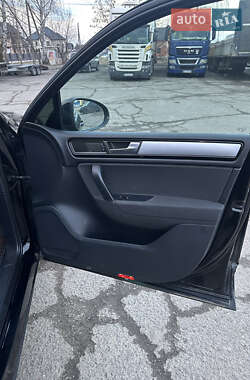 Позашляховик / Кросовер Volkswagen Touareg 2011 в 