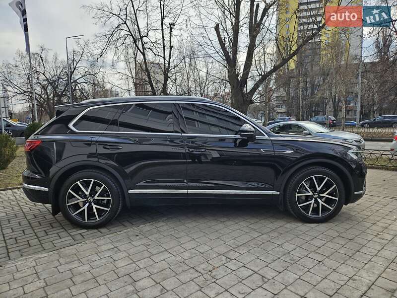 Позашляховик / Кросовер Volkswagen Touareg 2022 в Києві