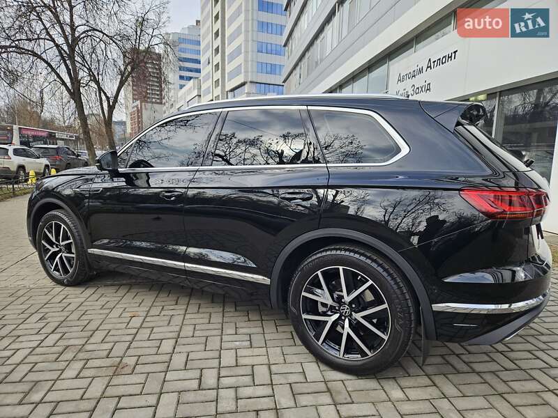 Позашляховик / Кросовер Volkswagen Touareg 2022 в Києві