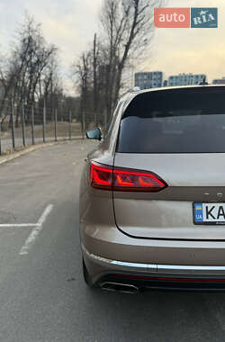 Позашляховик / Кросовер Volkswagen Touareg 2018 в 