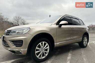 Позашляховик / Кросовер Volkswagen Touareg 2015 в Києві