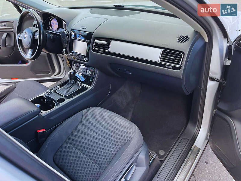 Позашляховик / Кросовер Volkswagen Touareg 2011 в Києві