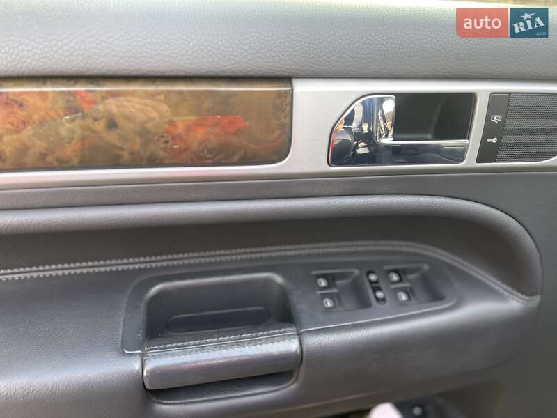 Внедорожник / Кроссовер Volkswagen Touareg 2006 в Новояворовске