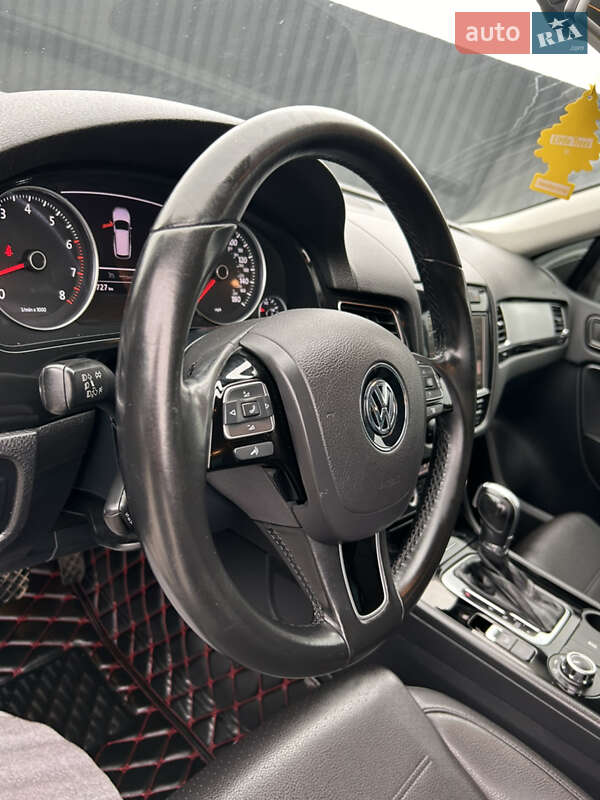 Внедорожник / Кроссовер Volkswagen Touareg 2013 в Полтаве