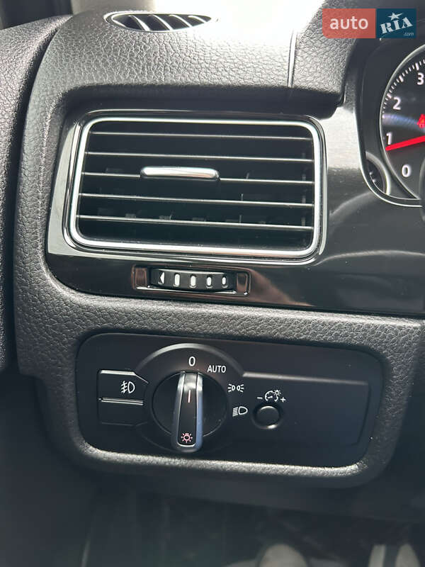 Внедорожник / Кроссовер Volkswagen Touareg 2013 в Полтаве