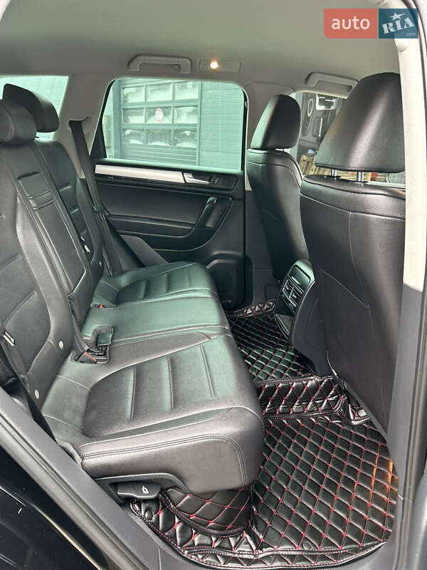 Внедорожник / Кроссовер Volkswagen Touareg 2013 в Полтаве