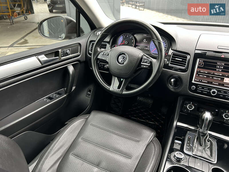 Внедорожник / Кроссовер Volkswagen Touareg 2013 в Полтаве