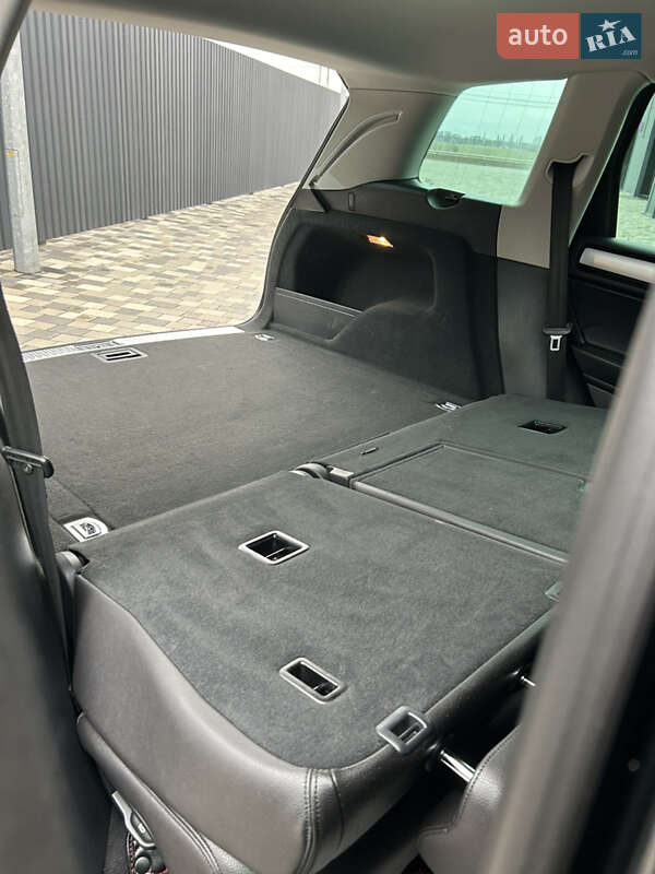 Внедорожник / Кроссовер Volkswagen Touareg 2013 в Полтаве