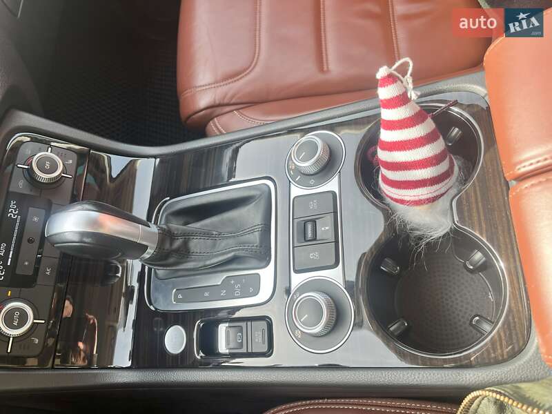 Позашляховик / Кросовер Volkswagen Touareg 2015 в Запоріжжі