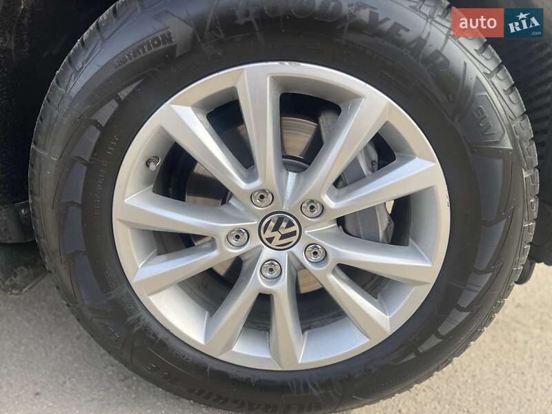Позашляховик / Кросовер Volkswagen Touareg 2015 в Запоріжжі