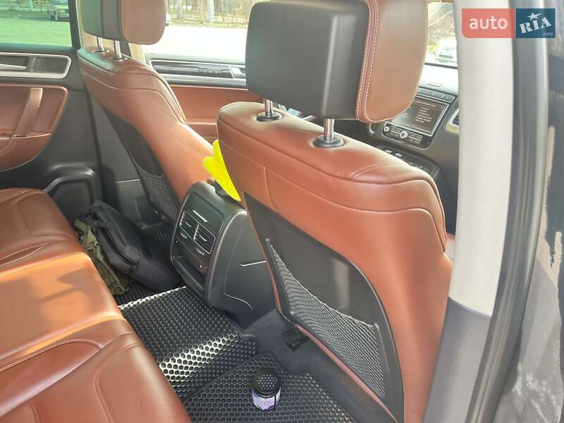 Позашляховик / Кросовер Volkswagen Touareg 2015 в Запоріжжі