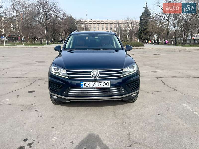 Позашляховик / Кросовер Volkswagen Touareg 2015 в Запоріжжі