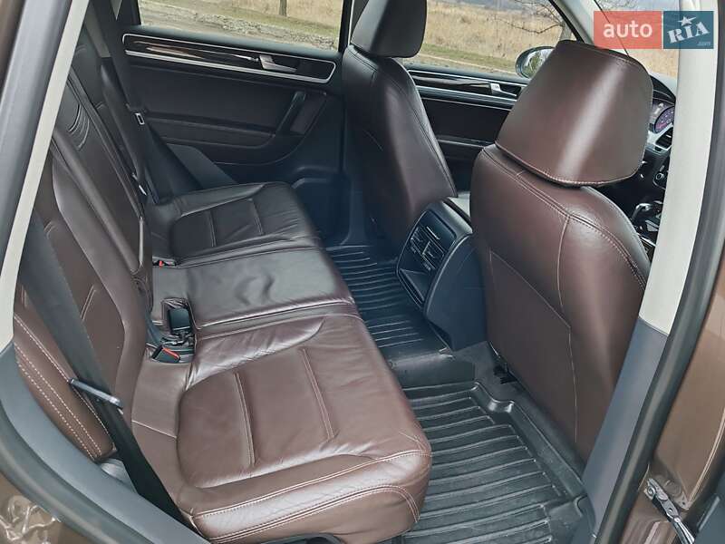 Внедорожник / Кроссовер Volkswagen Touareg 2013 в Харькове