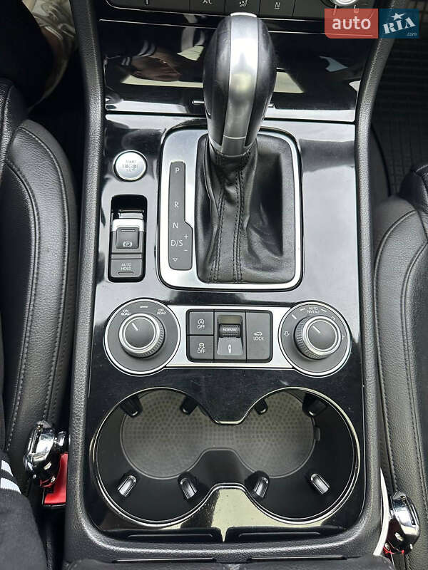 Позашляховик / Кросовер Volkswagen Touareg 2014 в Одесі