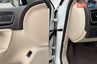 Позашляховик / Кросовер Volkswagen Touareg 2014 в 
