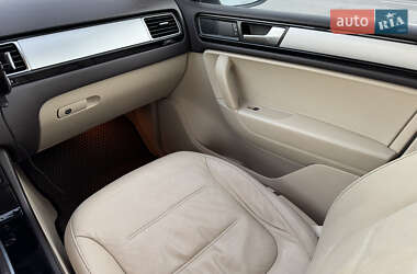 Позашляховик / Кросовер Volkswagen Touareg 2014 в 