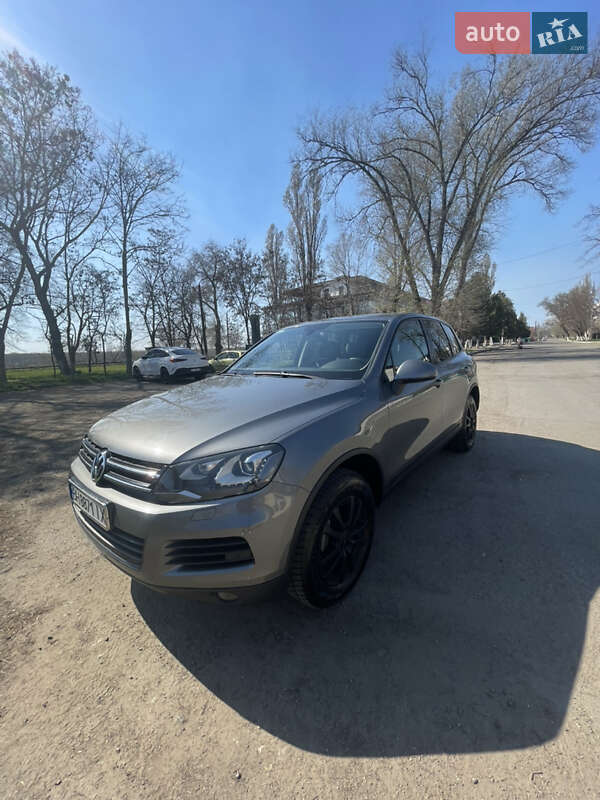 Внедорожник / Кроссовер Volkswagen Touareg 2013 в Рени