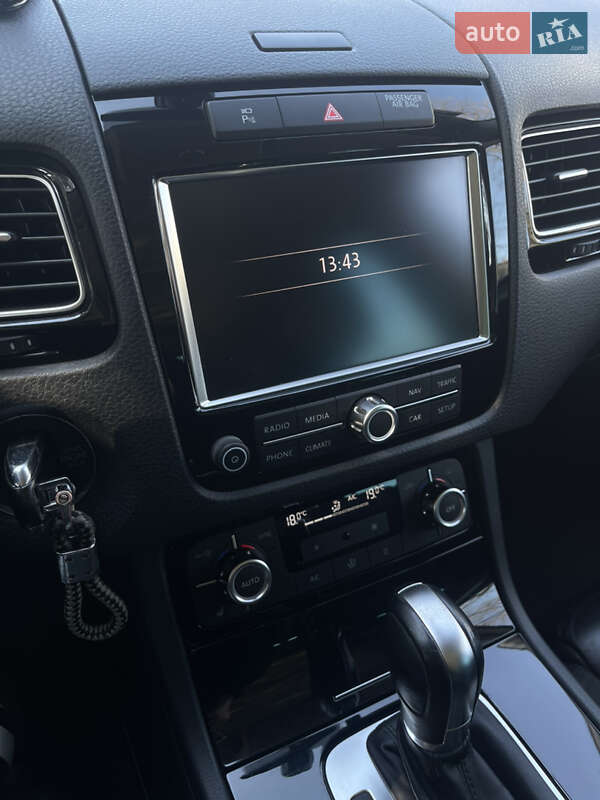 Внедорожник / Кроссовер Volkswagen Touareg 2013 в Рени