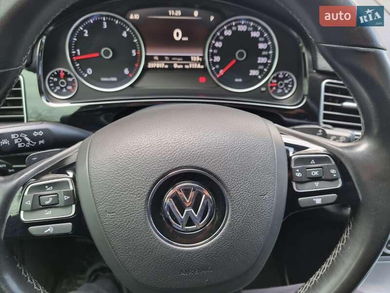 Внедорожник / Кроссовер Volkswagen Touareg 2015 в Днепре