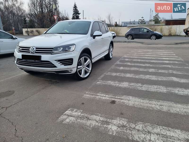 Внедорожник / Кроссовер Volkswagen Touareg 2015 в Днепре