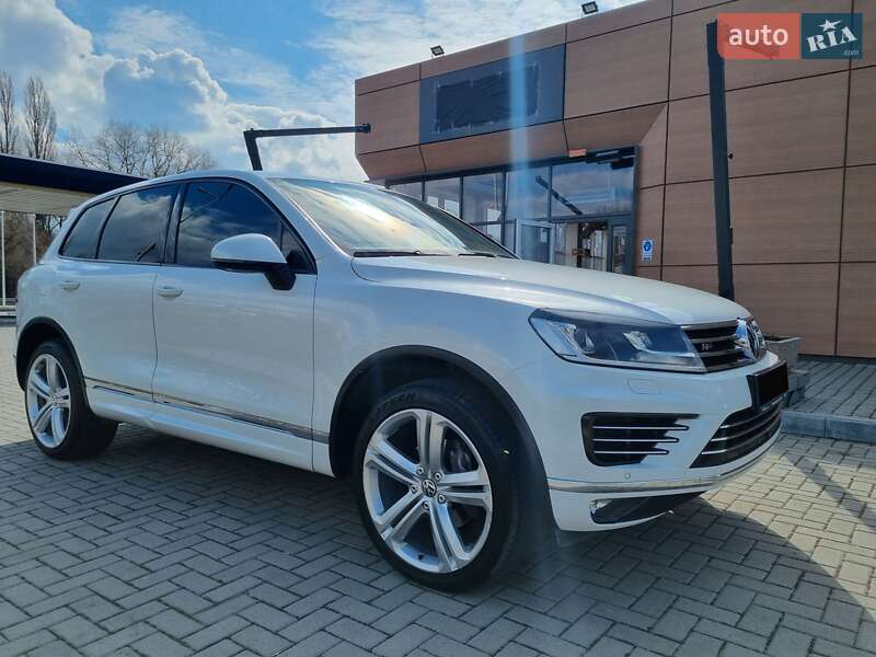 Внедорожник / Кроссовер Volkswagen Touareg 2015 в Днепре