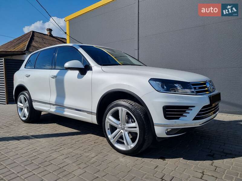 Внедорожник / Кроссовер Volkswagen Touareg 2015 в Днепре