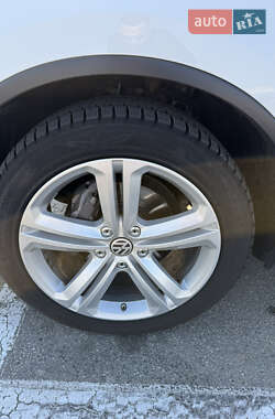 Внедорожник / Кроссовер Volkswagen Touareg 2012 в 