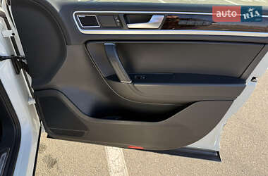 Внедорожник / Кроссовер Volkswagen Touareg 2012 в 