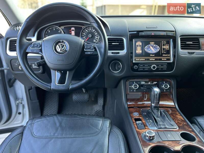 Позашляховик / Кросовер Volkswagen Touareg 2011 в Чернівцях