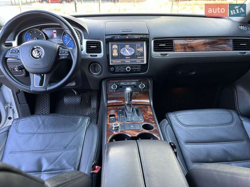 Позашляховик / Кросовер Volkswagen Touareg 2011 в Чернівцях
