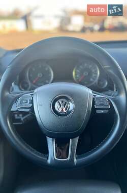 Позашляховик / Кросовер Volkswagen Touareg 2011 в 
