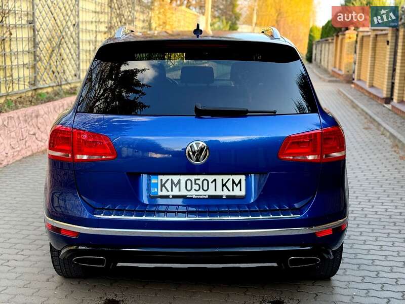 Внедорожник / Кроссовер Volkswagen Touareg 2015 в Хмельницком