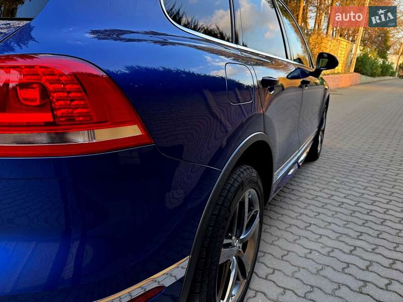 Внедорожник / Кроссовер Volkswagen Touareg 2015 в Хмельницком