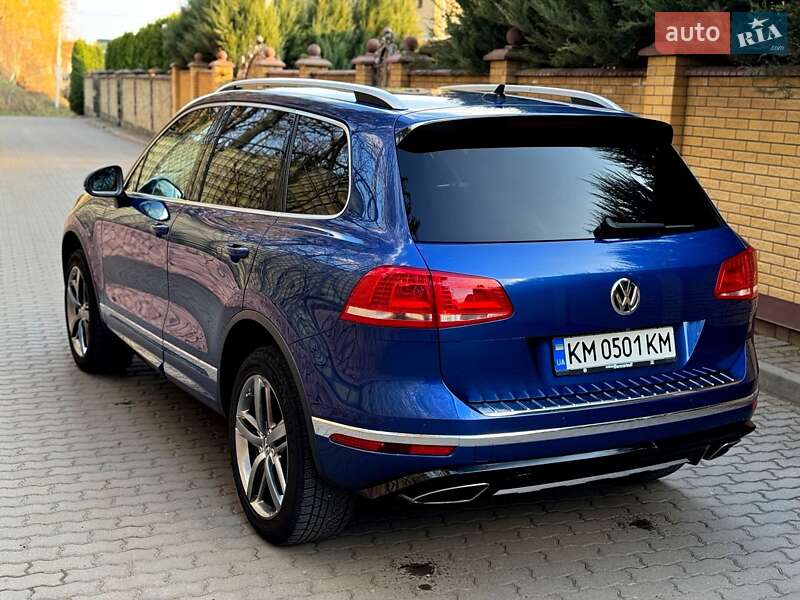Внедорожник / Кроссовер Volkswagen Touareg 2015 в Хмельницком